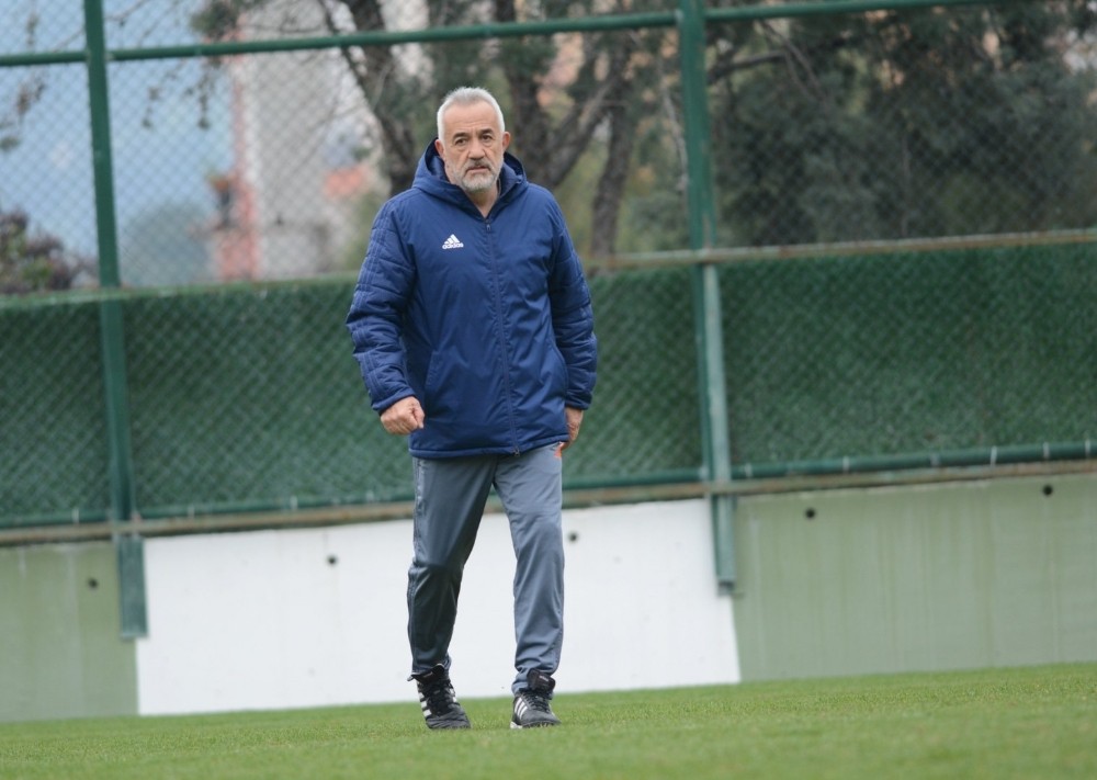 Manisa BBSK yarıştan kopmak istemiyor 