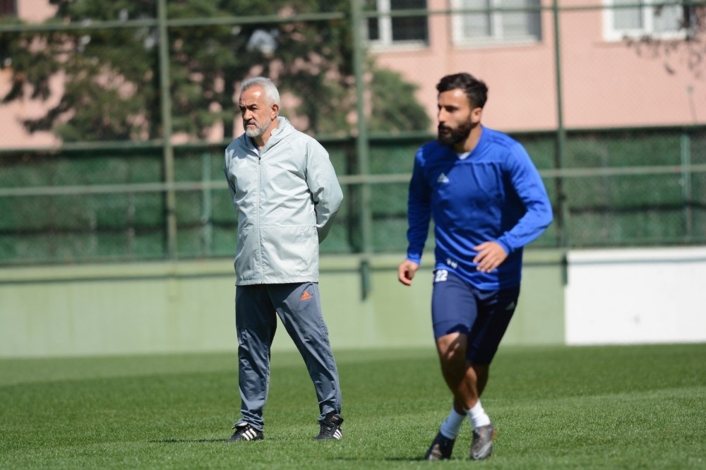 Manisa BBSK’lı futbolcular ayak tenisi oynadı 