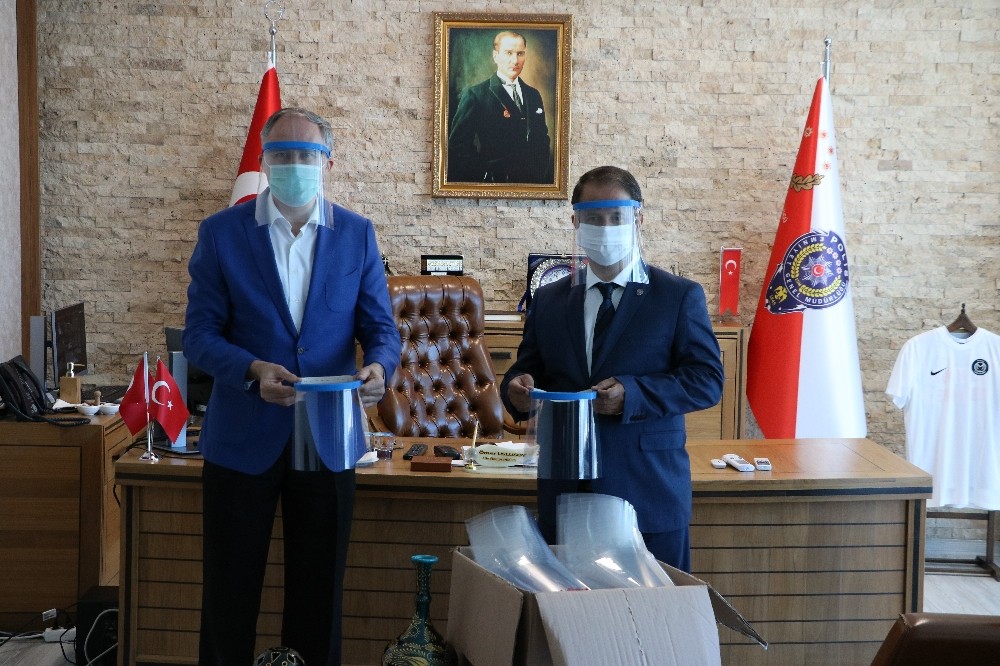 Manisa BİLSEM’den emniyet mensuplarına siperlik maske 