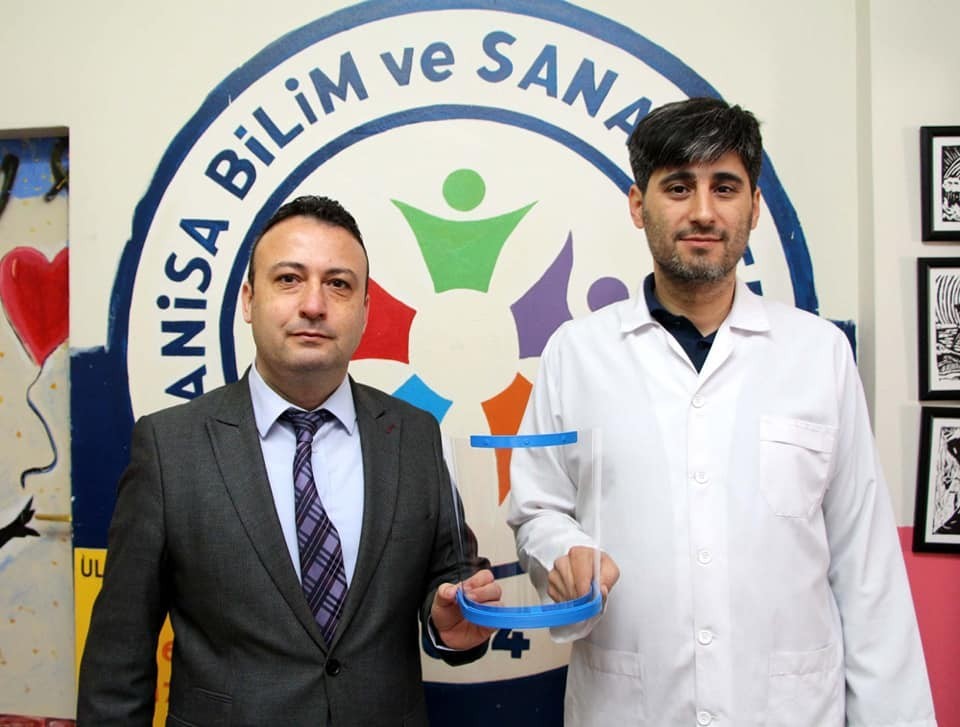 Manisa BİLSEM’den, sağlık çalışanlarına ayda 300 adet koruyucu siper maske 