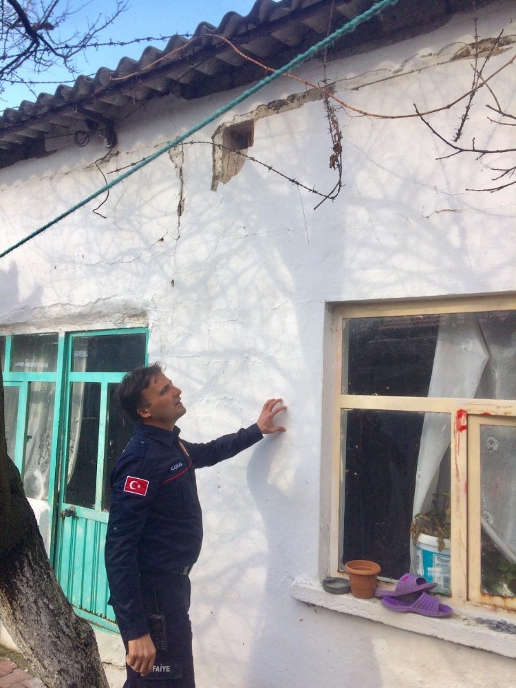 Manisa Büyükşehir Belediyesi 24 saat depremzedelerin yanında 