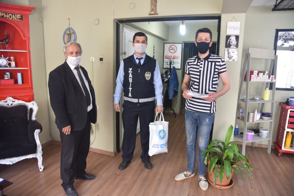 Manisa Büyükşehir Belediyesinden berber ve kuaförlere maske desteği 