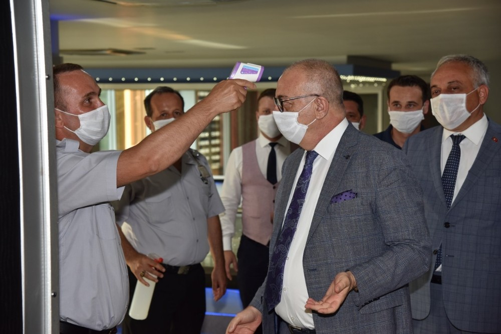 Manisa Büyükşehir Belediyesinin sosyal mesafeli ilk meclis yapıldı 