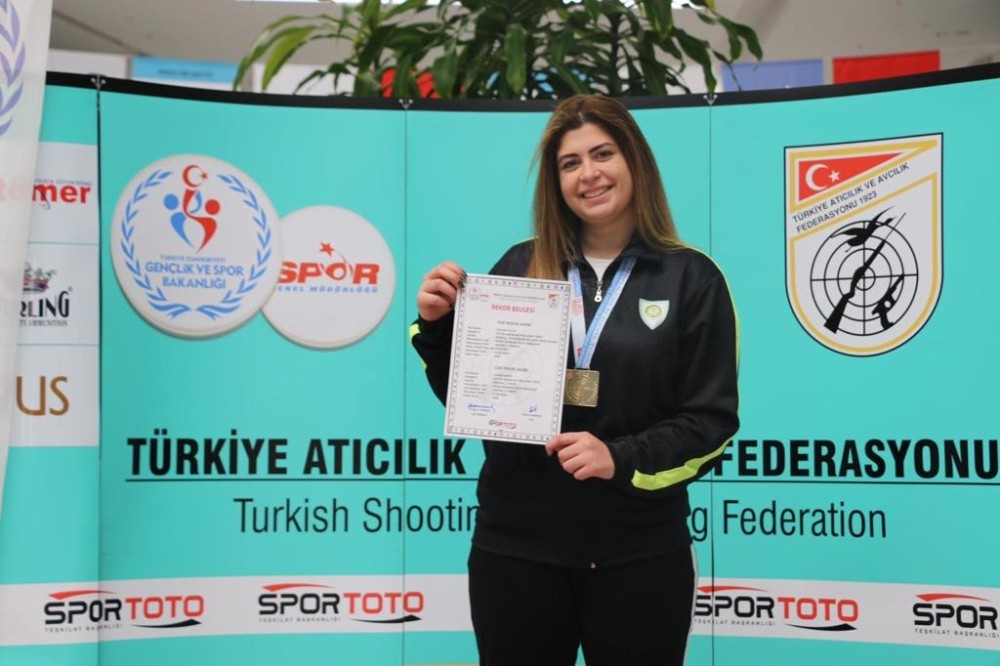 Manisa Büyükşehir’in atıcısından Mersin’de Türkiye rekoru 