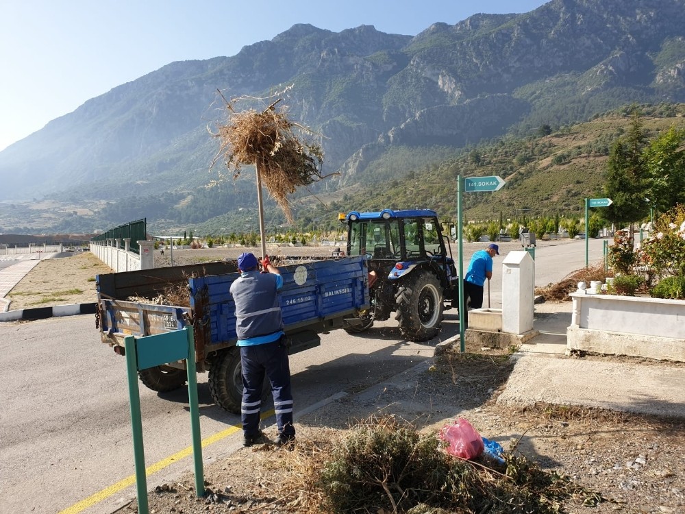 Manisa genelindeki mezarlıklarda hummalı çalışma 