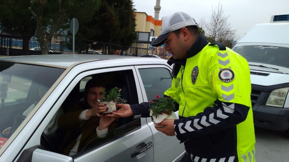Manisa polisinden kadın sürücülere çiçek sürprizi 