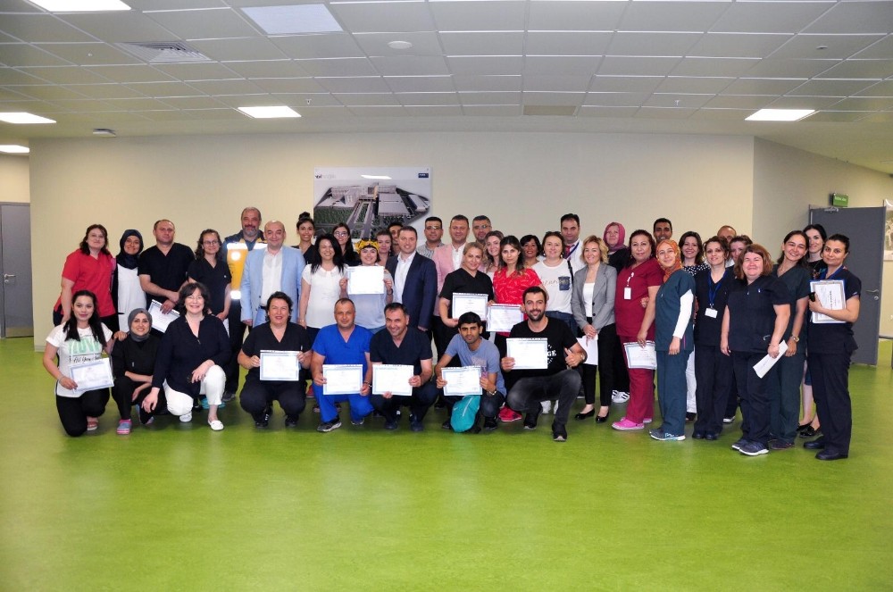 Manisa Şehir Hastanesi acil bakım hemşireliği kursiyerleri sertifikalarını aldı 