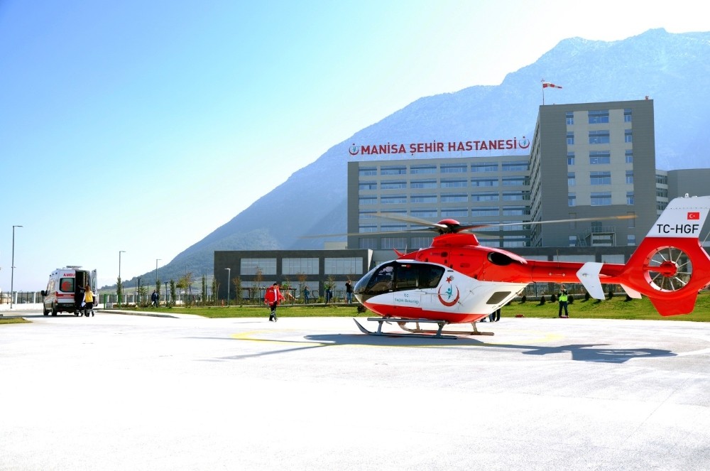 Manisa Şehir Hastanesi heliport alanına ilk ambulans helikopter indi 