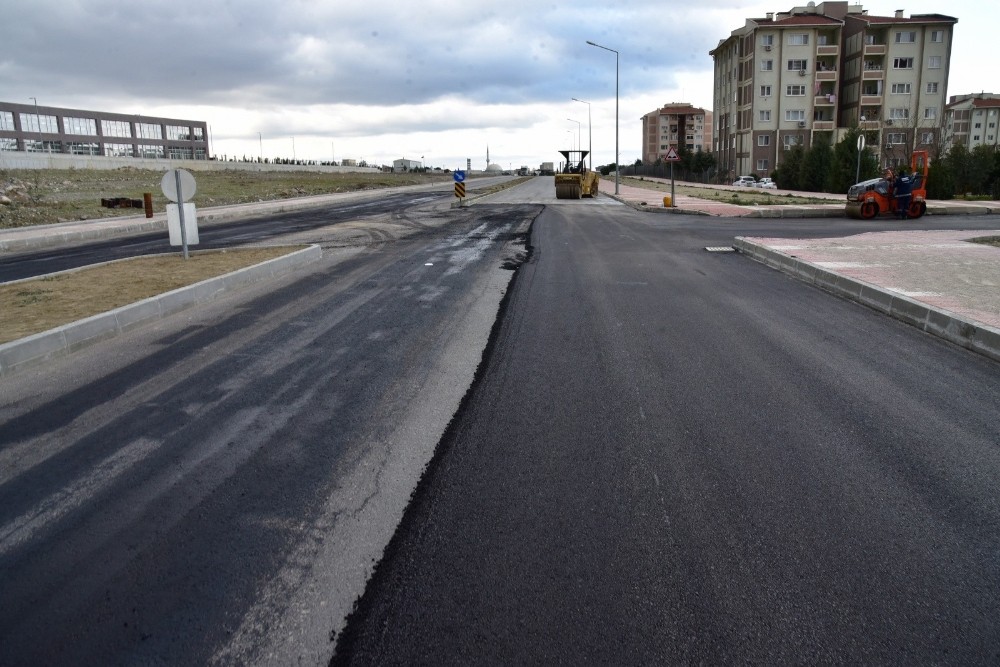 Manisa Şehir Hastanesinin çevre yolları asfaltlanıyor 