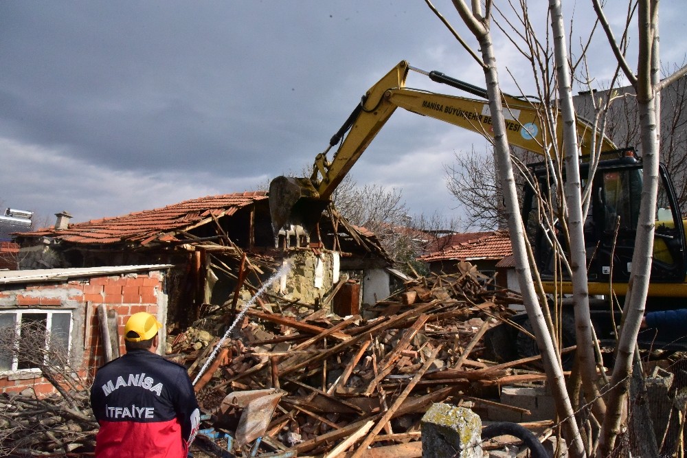 Manisa Valiliği deprem hasarının 4 ilçeye ulaştığını açıkladı 