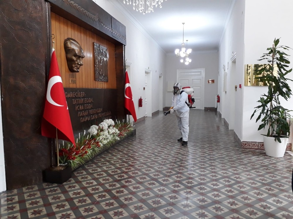 Manisa Valiliği ve Cumhuriyet Meydanı dezenfekte edildi 
