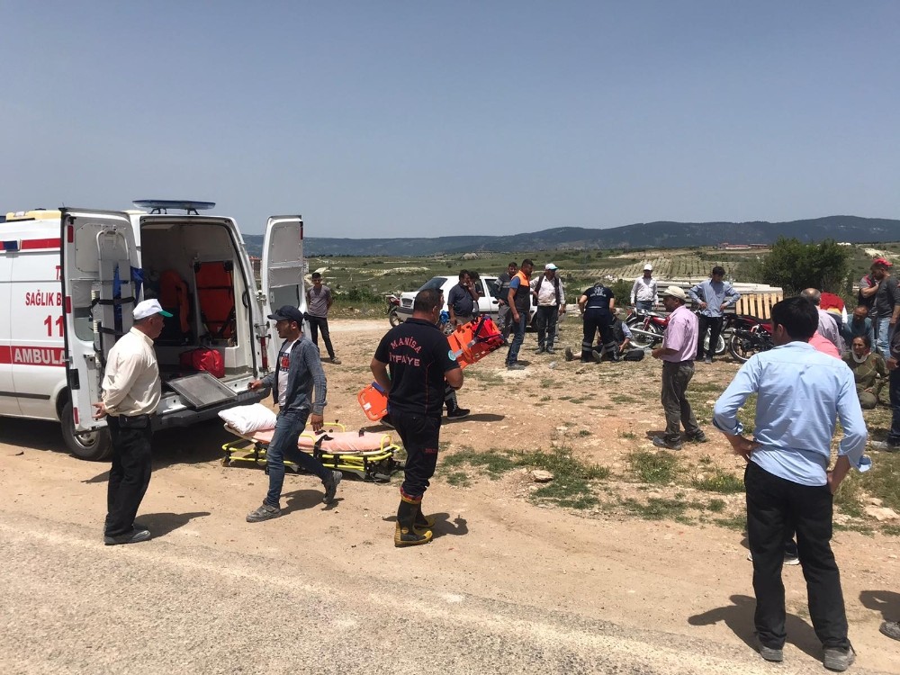 Manisa’da 2 otomobil çarpıştı: 4 yaralı 