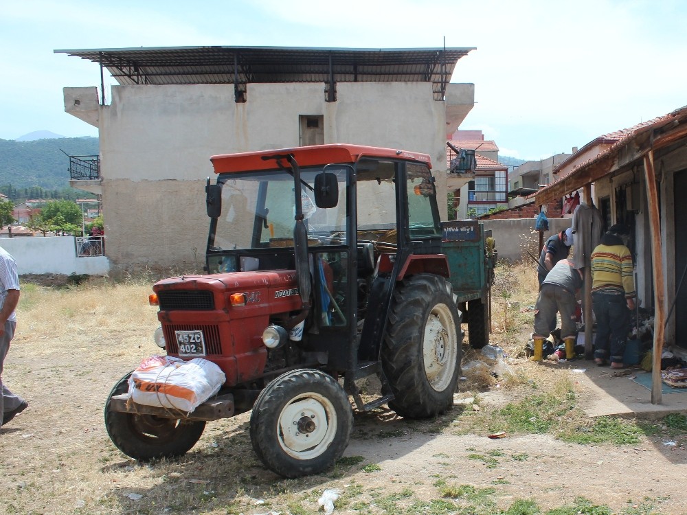 Manisa’da 30 metrekare evden 15 ton çöp çıkarıldı 