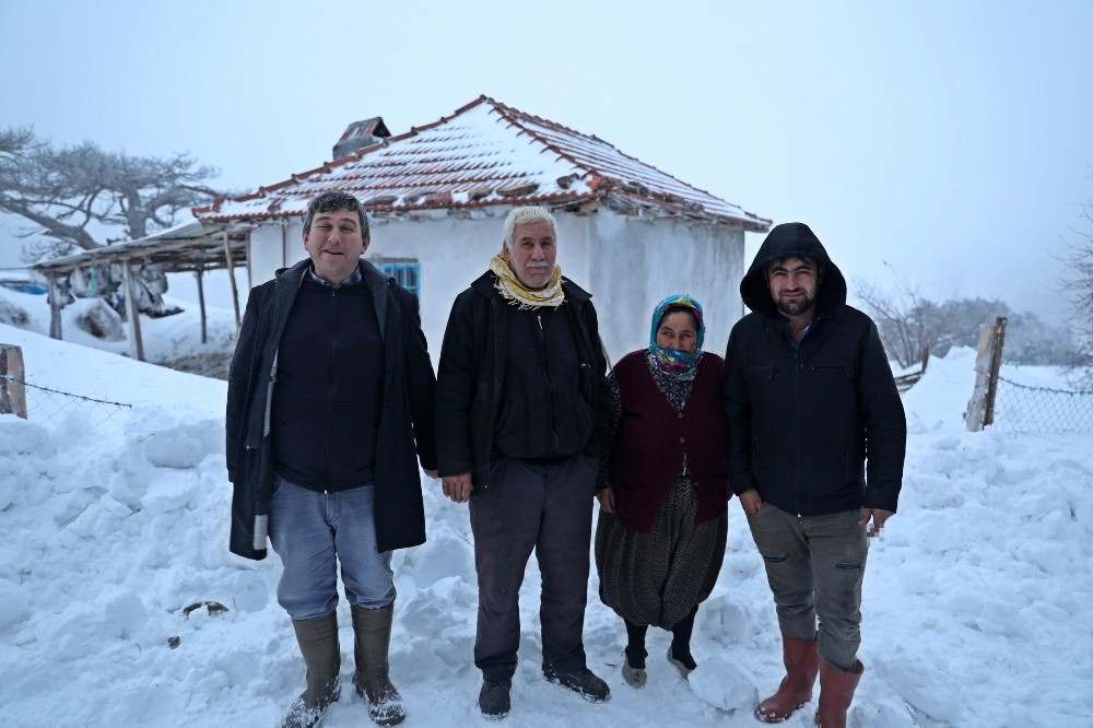 Manisa’da 4 gündür karda mahsur kalan vatandaşlar kurtarıldı 