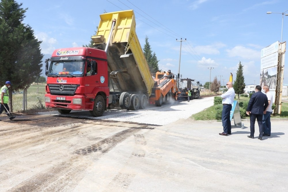 Manisa’da asfaltlar yenilikçi teknoloji ile seriliyor 