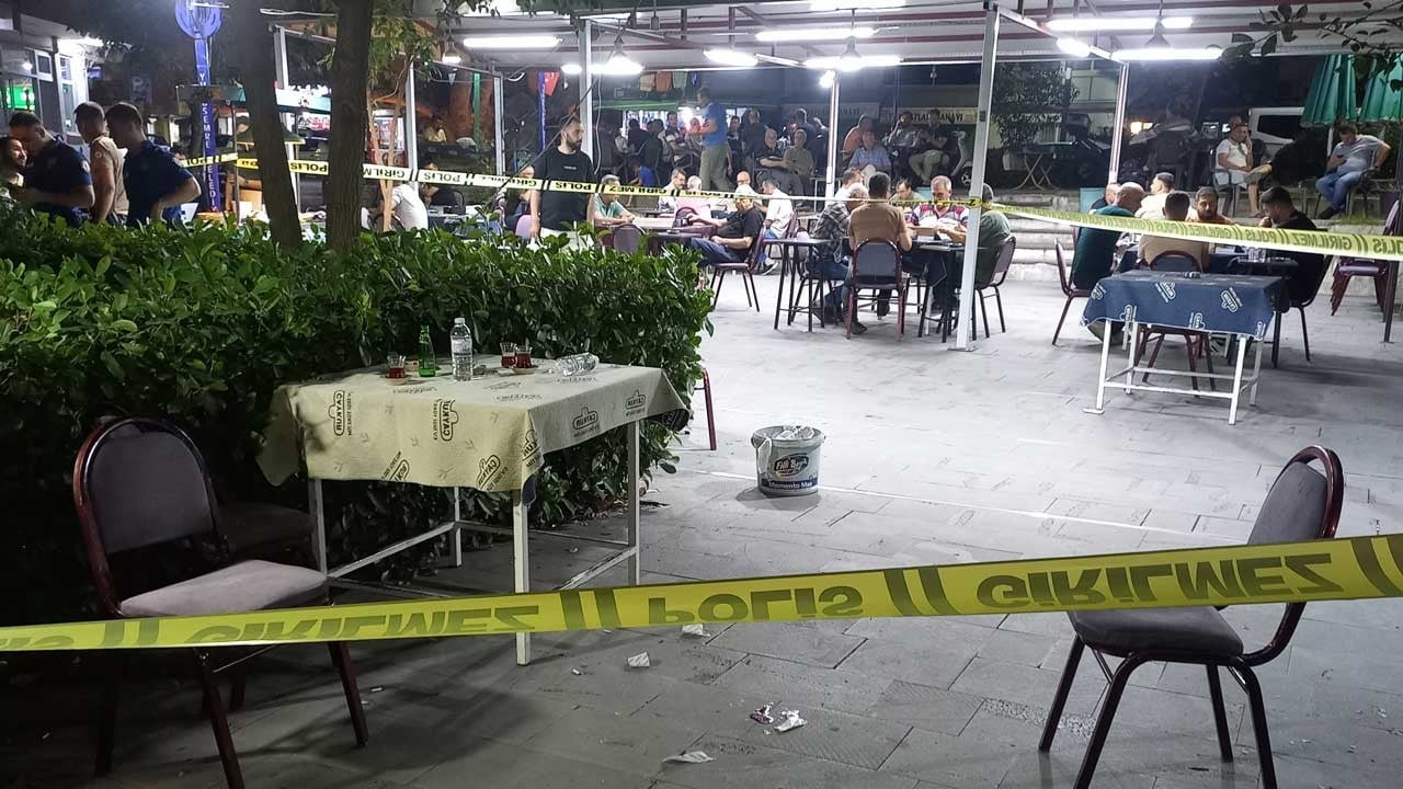 Manisa’da çay bahçesine silahlı saldırı: Başka masadaki müşteri yaralandı