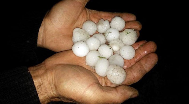 Manisa'da ceviz büyüklüğünde yağan dolu korkuttu