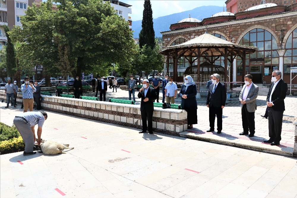 Manisa’da cuma namazı öncesi şükür için hayvan kesildi 