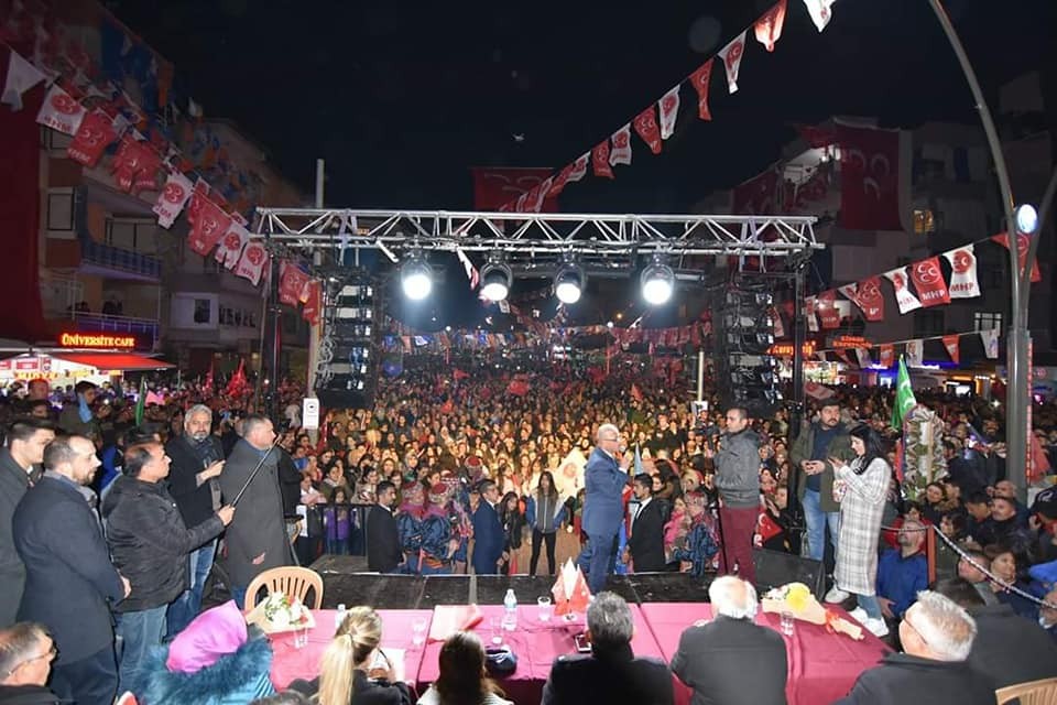 Manisa’da Cumhur İttifakı finali Kızılelma Meydanı’nda yaptı 