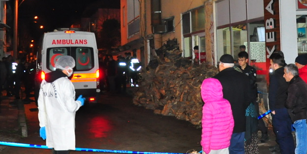 Manisa'da dehşet gecesi! Korkunç olay: Annesinin boğazını kesip vahşice öldürdü, çatıdan atladı
