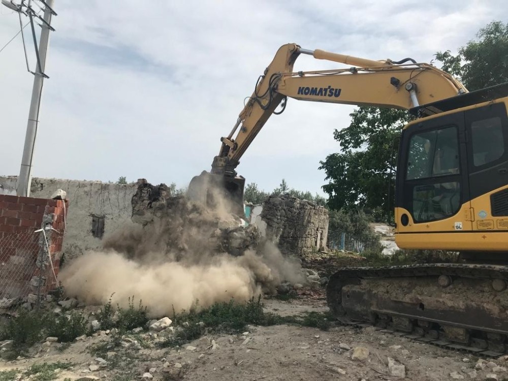 Manisa’da depremde hasar gören riskli yapıların yıkımı sürüyor 