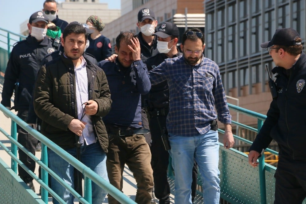 Manisa’da elindeki bıçakla üst geçidi kapatan şahıs gözaltına alındı 