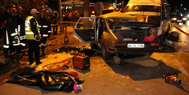 Manisa'da feci kaza! Oyuncaklar yola savruldu