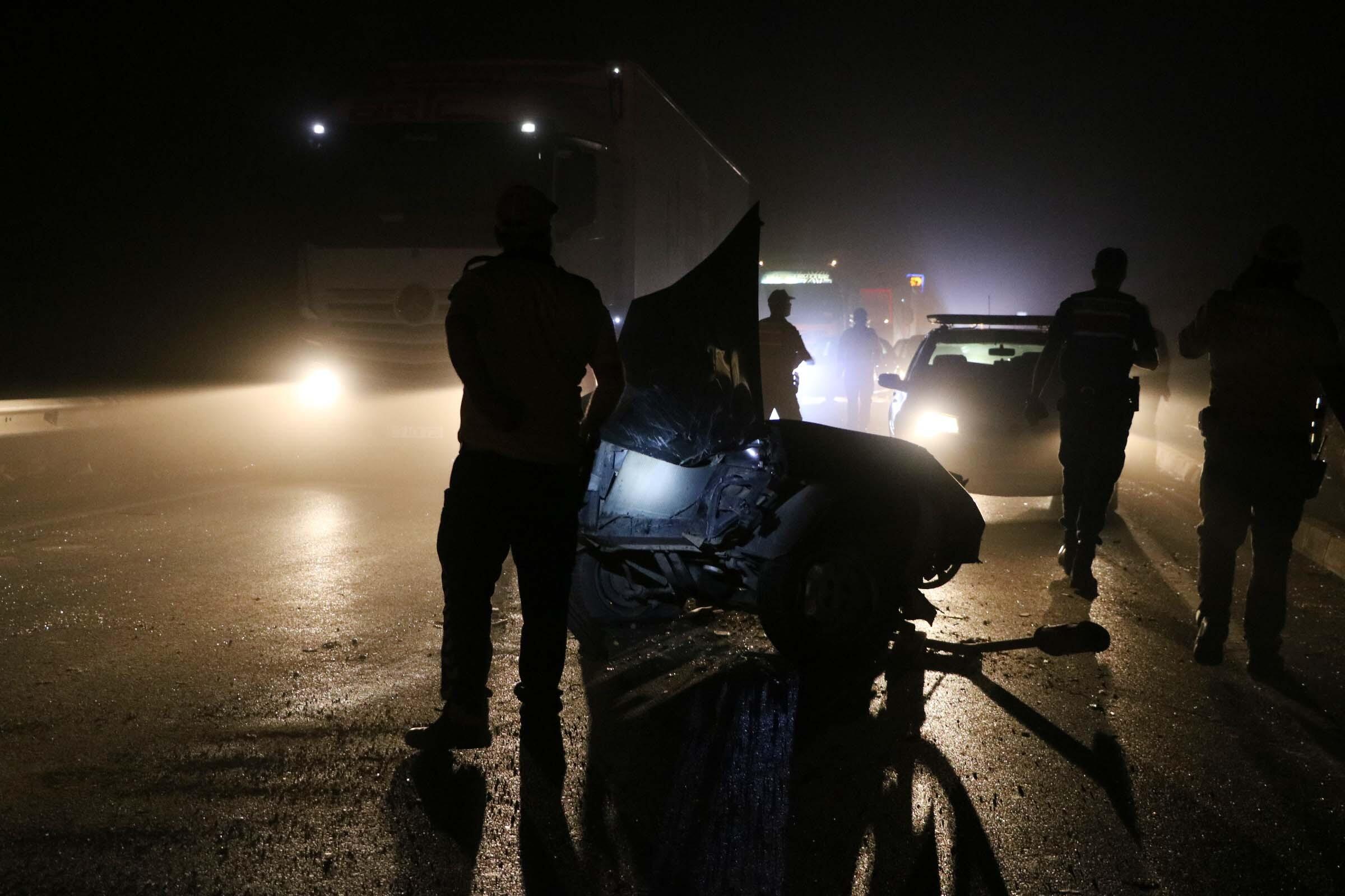 Manisa'da feci kaza... Araç ortadan ikiye bölündü