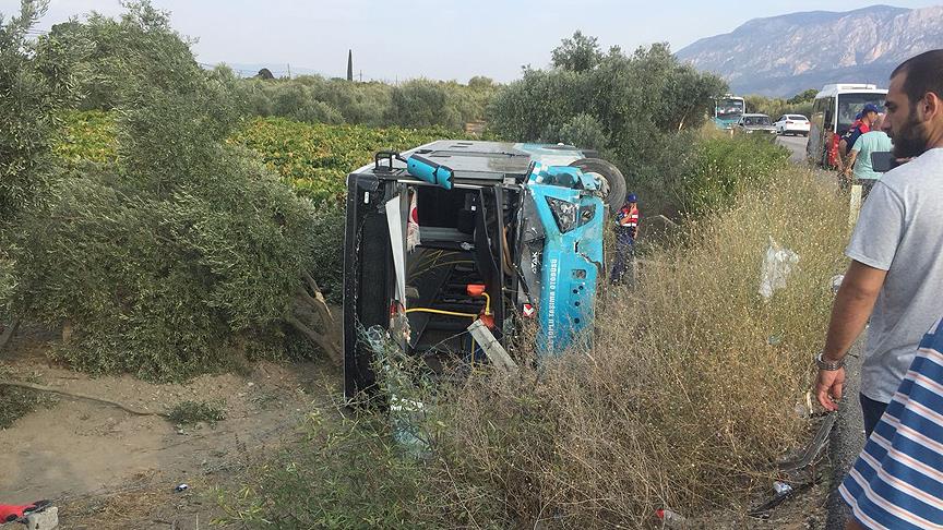 Manisa'da halk otobüsü ile otomobil çarpıştı: 24 kişi yaralandı