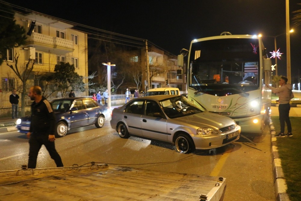 Manisa’da halk otobüsüyle otomobil çarpıştı 