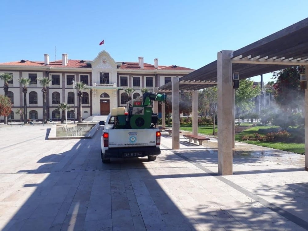 Manisa’da hem virüsle hem haşereyle mücadele 