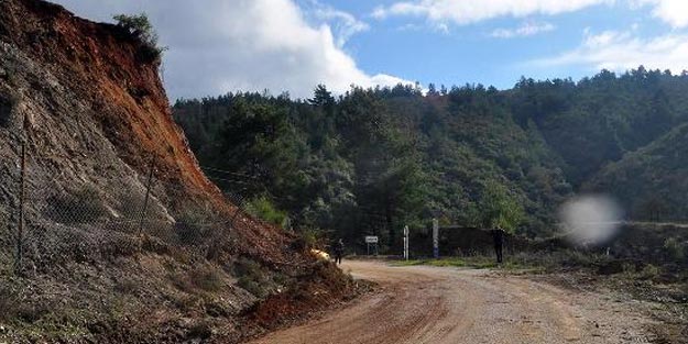 Manisa'da heyelandan kapanan kırsal mahalle yolları açıldı