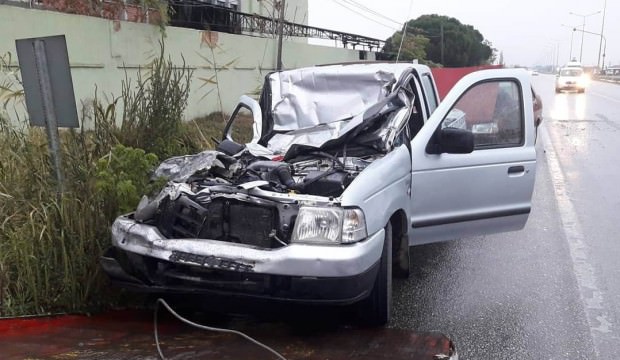 Manisa'da hurdaya dönen araçtan sağ çıktı