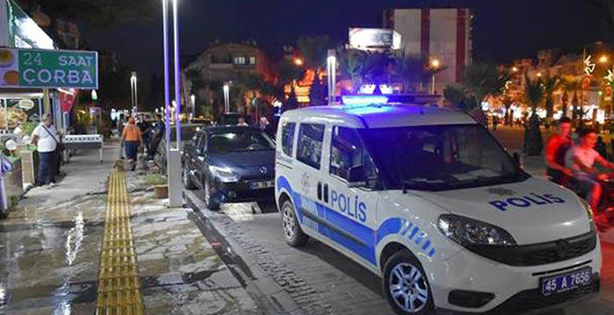 Manisa’da içeride müşteriler varken pizza salonunu kurşunladılar
