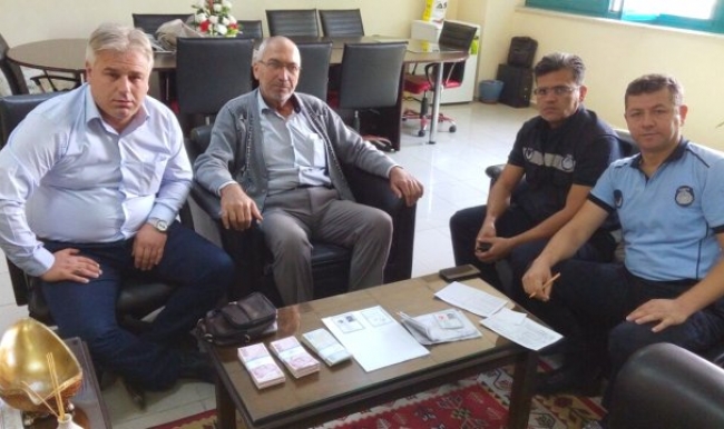 Manisa'da içinde 50 bin TL olan cüzdanı sahibine verdi