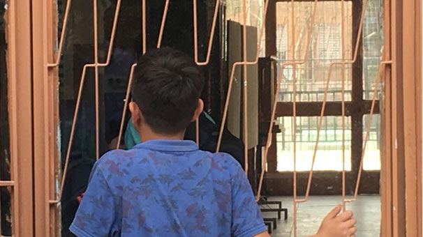 Manisa'da ihbar geldi okulun önünde toplandılar! İçeriden çıkan 2 öğrenci şoke etti