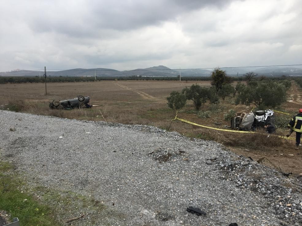 Manisa’da iki otomobil çarpıştı: 2 ölü 