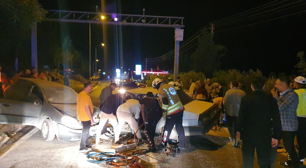 Manisa'da iki otomobil kafa kafaya çarpıştı: 7 yaralı