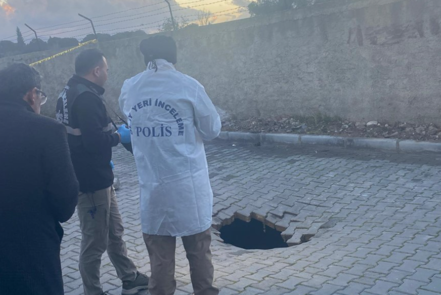 Manisa'da ilginç olay: Çöken yolda insan kemikleri bulundu!