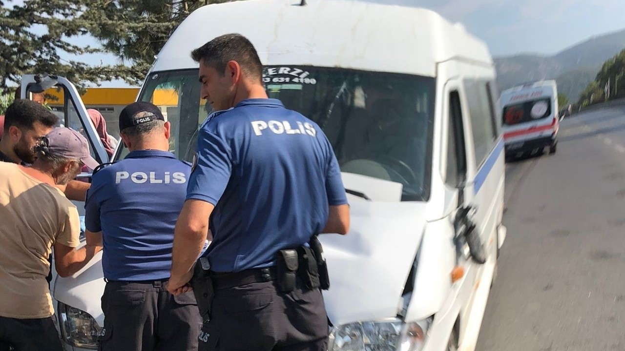 Manisa’da işçi servisi ağaca çarptı: 8 yaralı