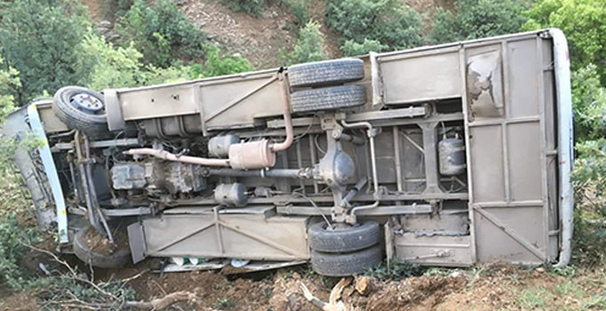 Manisa'da işçi servisi devrildi: 7 kişi yaralı
