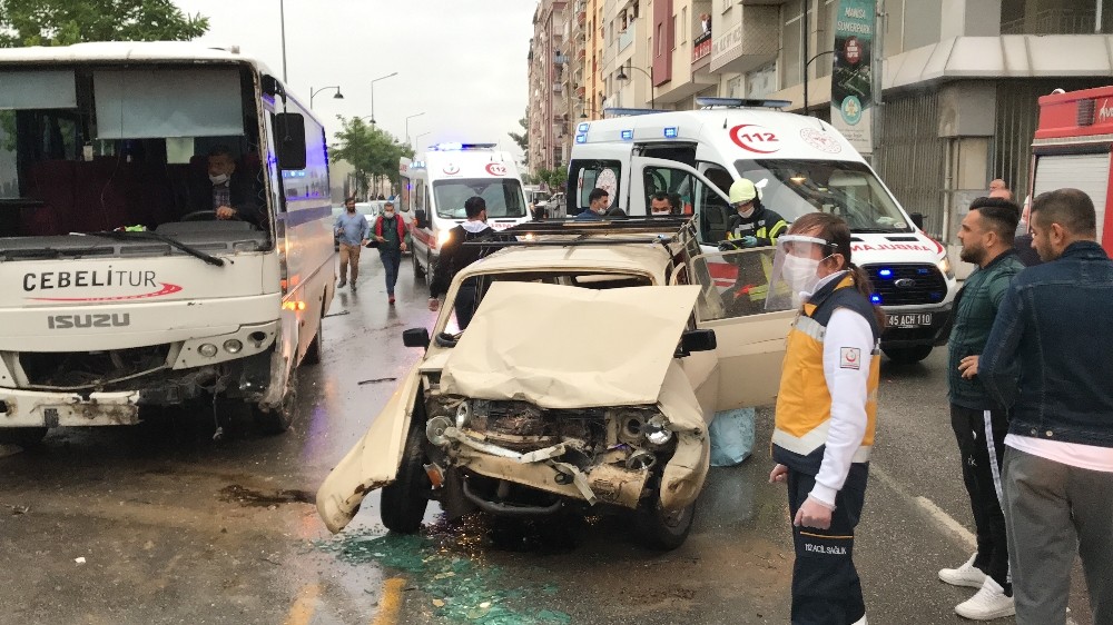 Manisa’da işçi servisi otomobille çarpıştı: 5 yaralı 