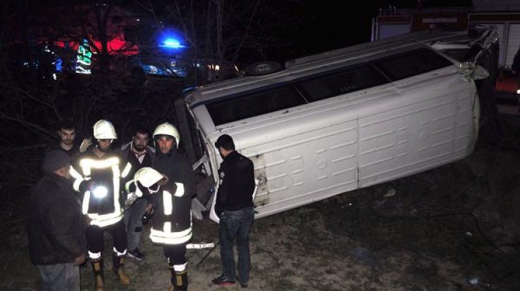 Manisa'da işçi servisi şarampole uçtu: 11 yaralı