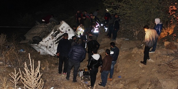 Manisa'da işçileri taşıyan minibüs devrildİ!