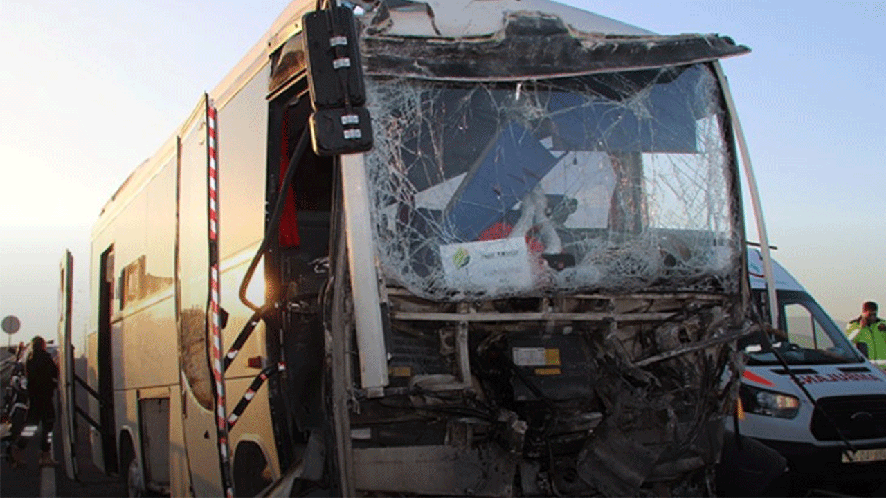 Manisa'da işçileri taşıyan servis devrildi! 22 yaralı!