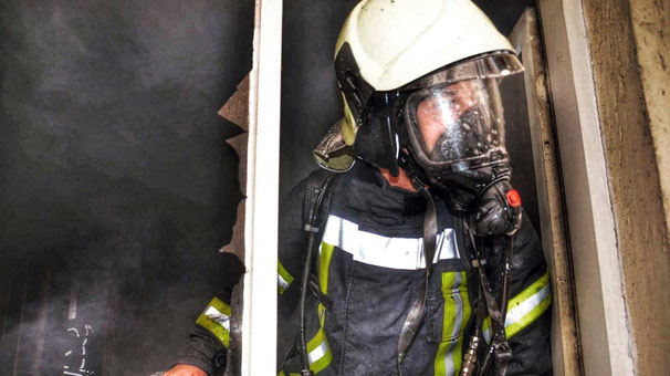 Manisa'da itfaiye eri, yangında mahsur kalan 4 kişiyi sırtında taşıyarak kurtardı