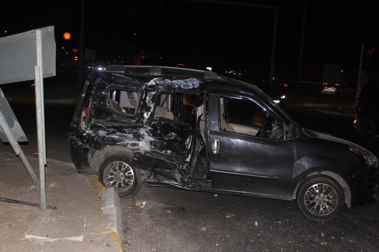 Manisa’da kamyon ile hafif ticari araç çarpıştı: 1 ölü, 8 yaralı