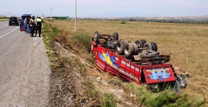 Manisa'da kamyon tarlaya uçtu: 2 kişi yaralı
