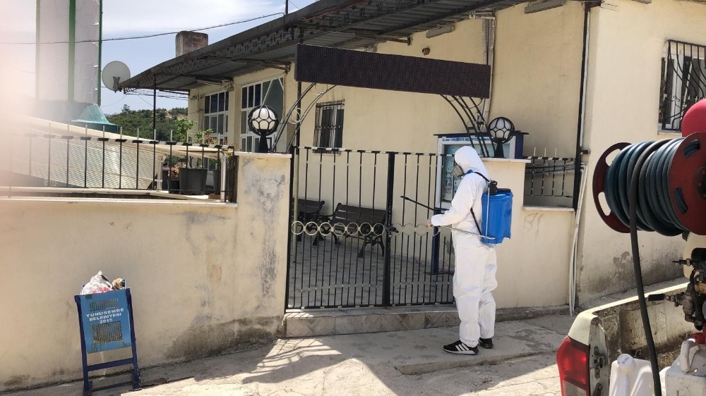 Manisa’da karantina altındaki mahalle ve sokaklar dezenfekte ediliyor 