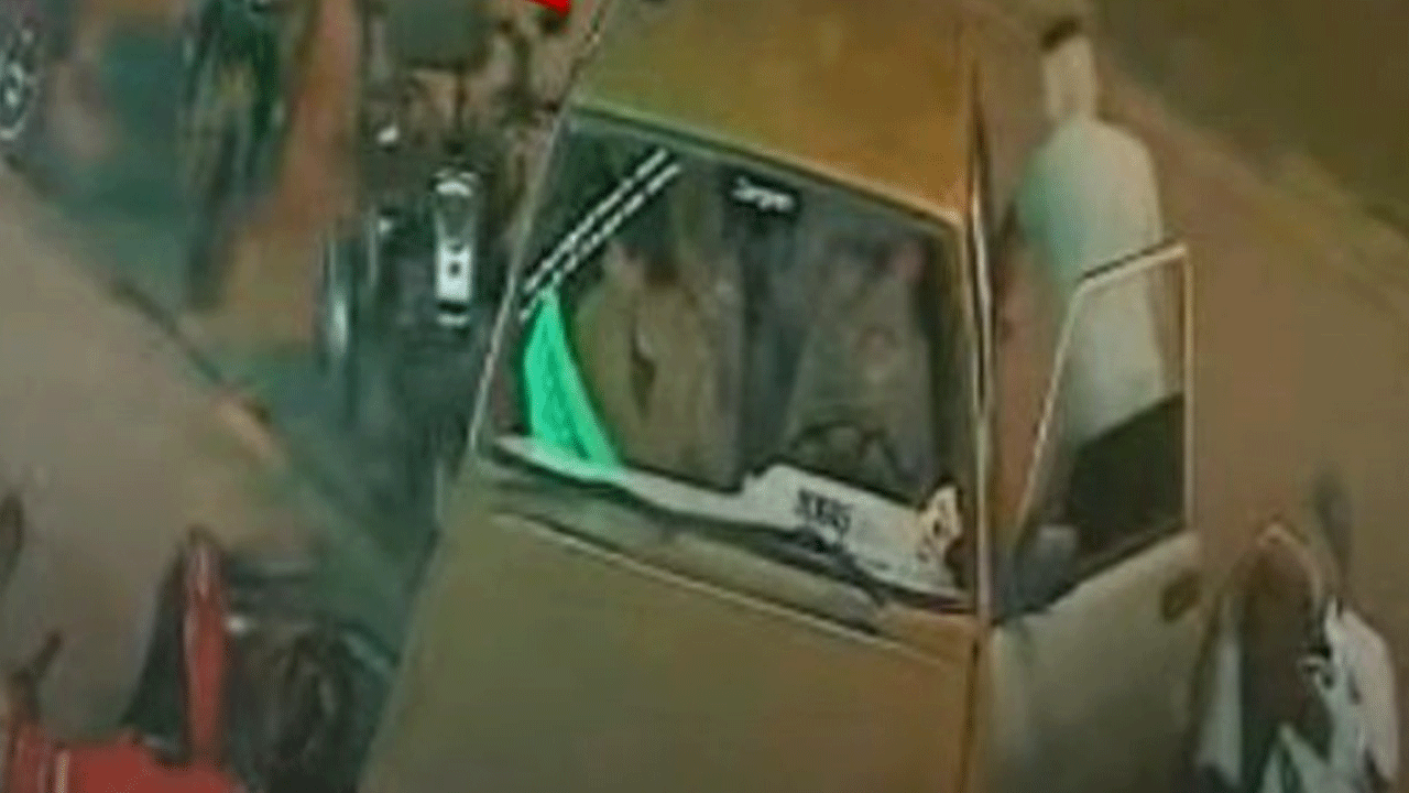 Manisa'da kaza yaptıkları aracı bırakıp kaçtılar!